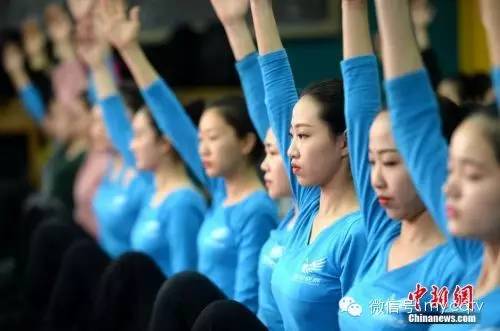 济南高三女生练瑜伽缓解艺考压力