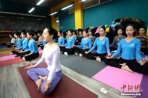 济南高三女生练瑜伽缓解艺考压力