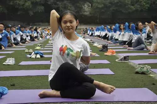不喊口号！拒打鸡血！ 重庆千余名高三学子集体练瑜伽迎高考！