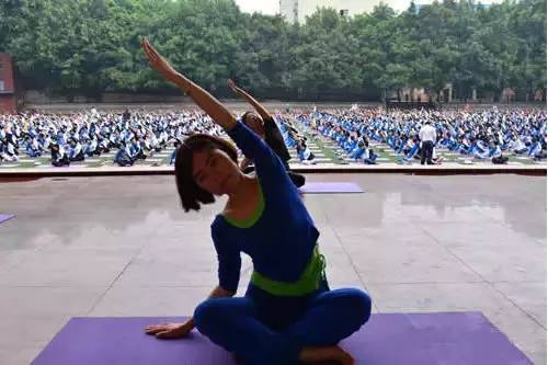 不喊口号！拒打鸡血！ 重庆千余名高三学子集体练瑜伽迎高考！