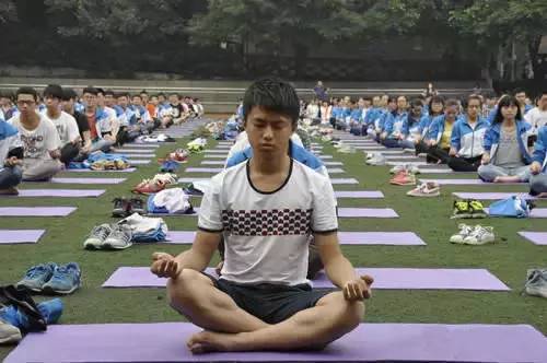 不喊口号！拒打鸡血！ 重庆千余名高三学子集体练瑜伽迎高考！