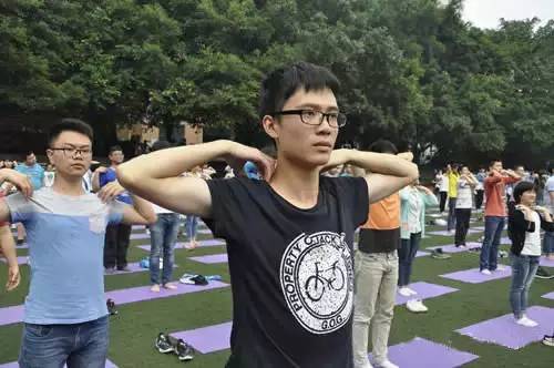 不喊口号！拒打鸡血！ 重庆千余名高三学子集体练瑜伽迎高考！
