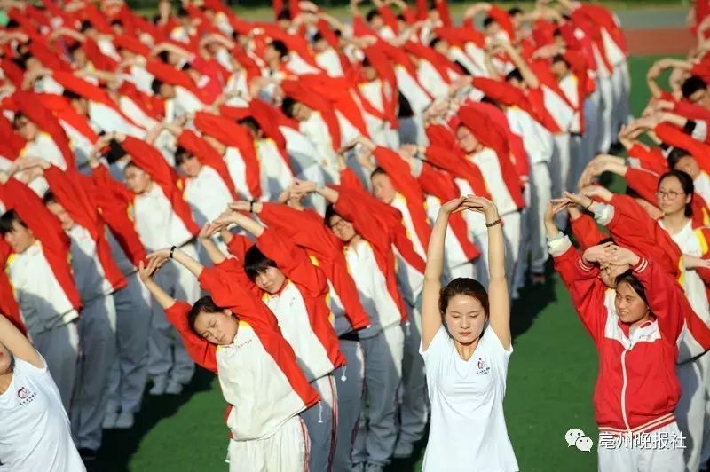 高考减压新招:亳州这所学校1300多高三学生集体练瑜伽!这场面… 高考减压新招:亳州这所学校1300多高三学生集体练瑜伽!这场面…