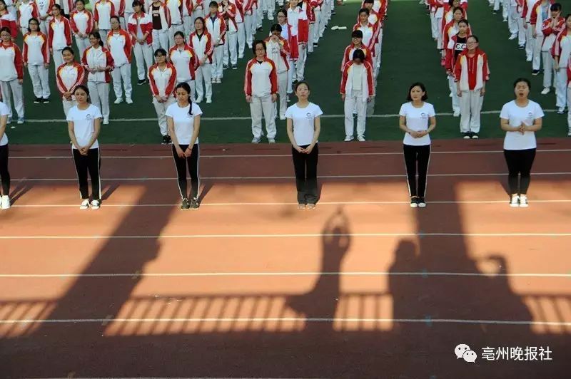 高考减压新招:亳州这所学校1300多高三学生集体练瑜伽!这场面… 高考减压新招:亳州这所学校1300多高三学生集体练瑜伽!这场面…