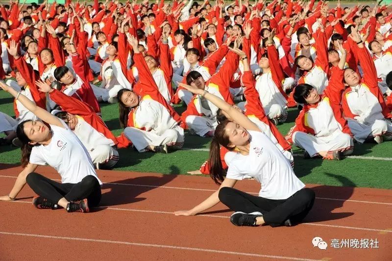 高考减压新招:亳州这所学校1300多高三学生集体练瑜伽!这场面… 高考减压新招:亳州这所学校1300多高三学生集体练瑜伽!这场面…