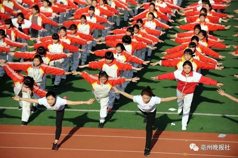 高考减压新招:亳州这所学校1300多高三学生集体练瑜伽!这场面… 高考减压新招:亳州这所学校1300多高三学生集体练瑜伽!这场面…