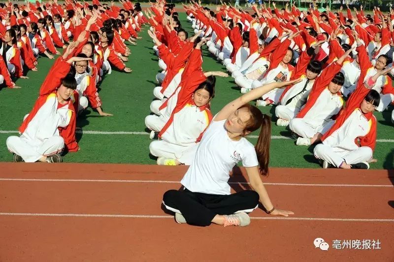 高考减压新招:亳州这所学校1300多高三学生集体练瑜伽!这场面… 高考减压新招:亳州这所学校1300多高三学生集体练瑜伽!这场面…