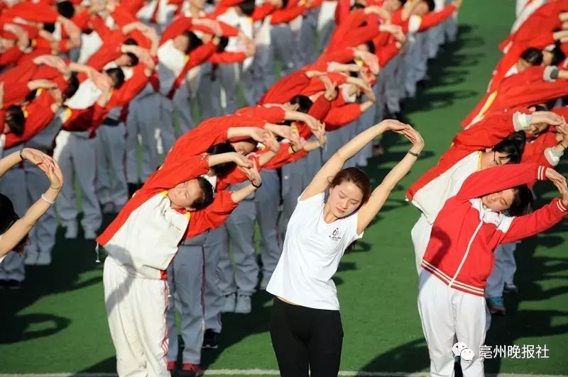 高考减压新招:亳州这所学校1300多高三学生集体练瑜伽!这场面… 高考减压新招:亳州这所学校1300多高三学生集体练瑜伽!这场面…