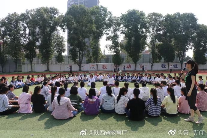 瑜伽走进中学，千余名高三学生练瑜伽减压迎高考…