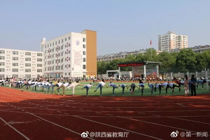 瑜伽走进中学，千余名高三学生练瑜伽减压迎高考…