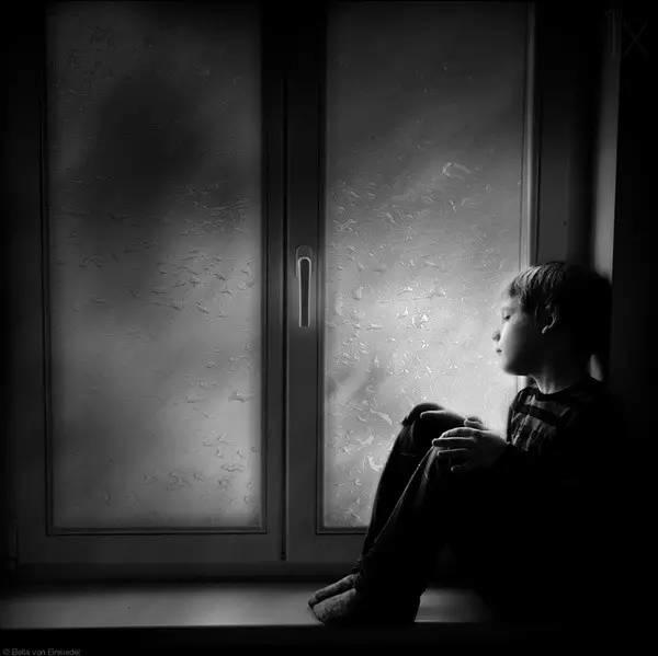 不对世界放狠话，只对自己下狠手。