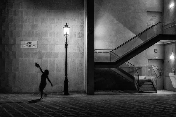 不对世界放狠话，只对自己下狠手。