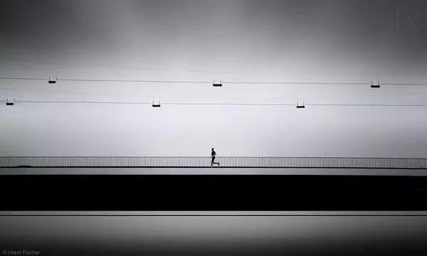 不对世界放狠话，只对自己下狠手。