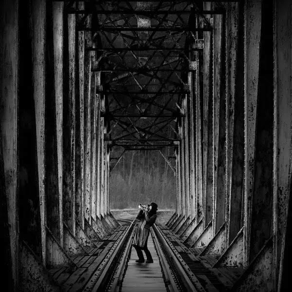 不对世界放狠话，只对自己下狠手。