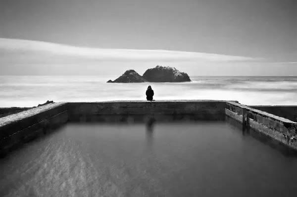 不对世界放狠话，只对自己下狠手。