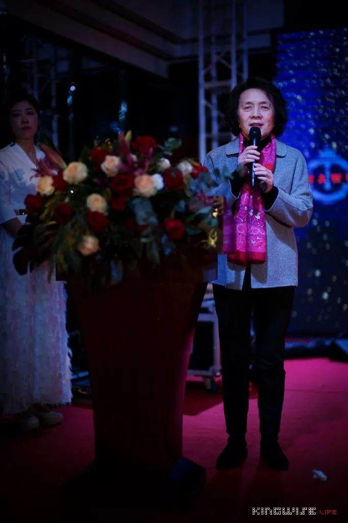拥有优雅，是女人最温柔的力量。
