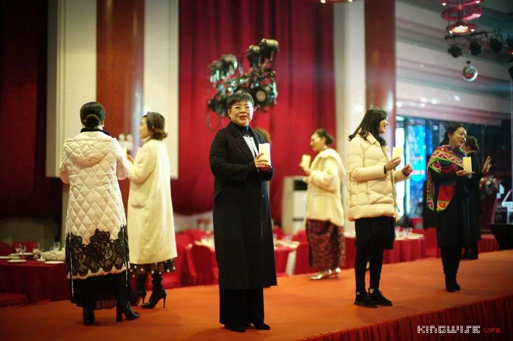 拥有优雅，是女人最温柔的力量。
