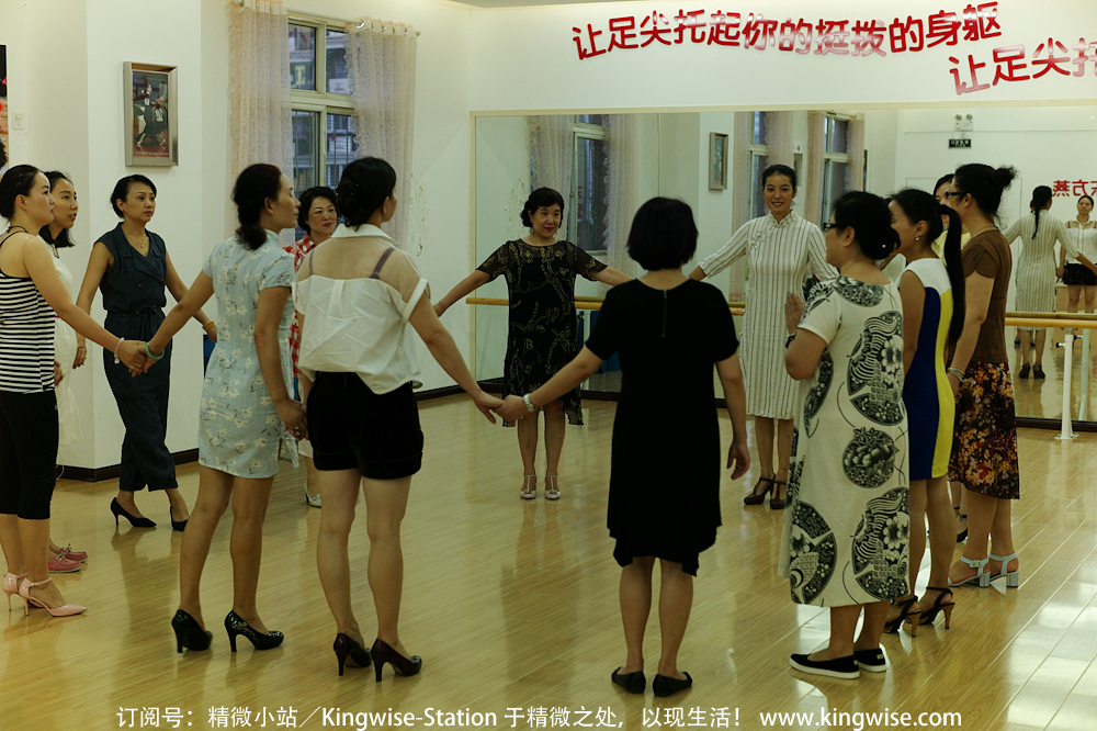 精微小站与中国旗袍协会湖北企业家分会的形体培训第一期正式开始