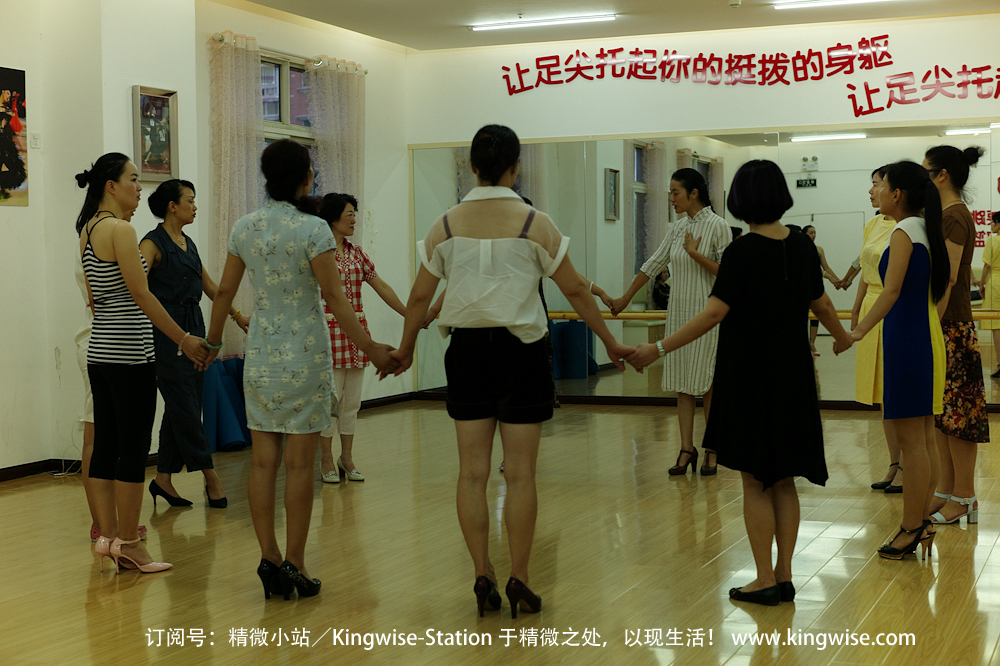 精微小站与中国旗袍协会湖北企业家分会的形体培训第一期正式开始
