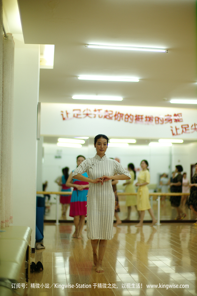 精微小站与中国旗袍协会湖北企业家分会的形体培训第一期正式开始