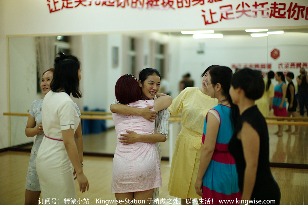 精微小站与中国旗袍协会湖北企业家分会的形体培训第一期正式开始