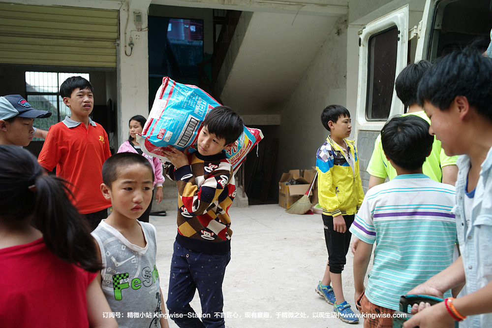 彝族孩子们的“阿杰鲁”,唱给大人们听。