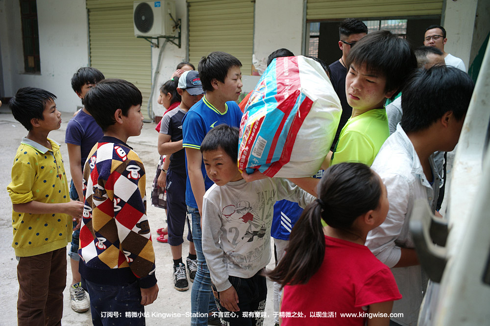 彝族孩子们的“阿杰鲁”,唱给大人们听。