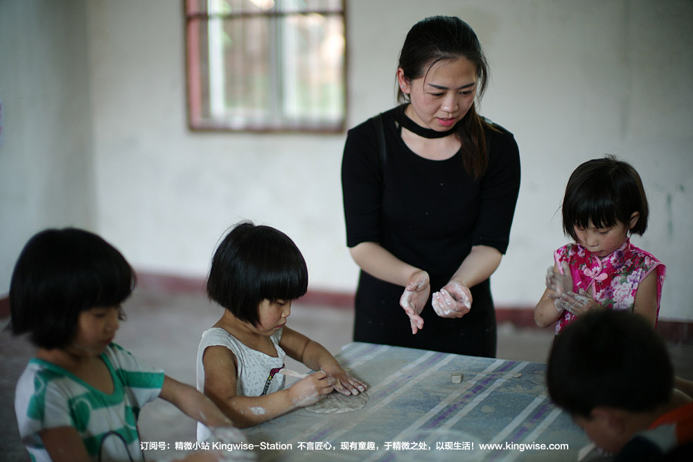 彝族孩子们的“阿杰鲁”,唱给大人们听。