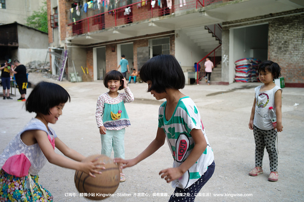 彝族孩子们的“阿杰鲁”,唱给大人们听。