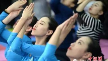 济南高三女生练瑜伽缓解艺考压力