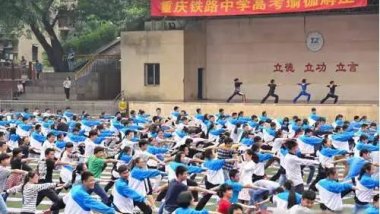 重庆千余名高三学子集体练瑜伽迎高考!