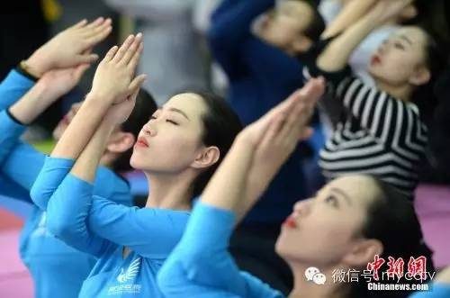 济南高三女生练瑜伽缓解艺考压力