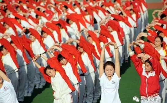 高考减压新招:亳州这所学校1300多高三学生集体练瑜伽!这场面…