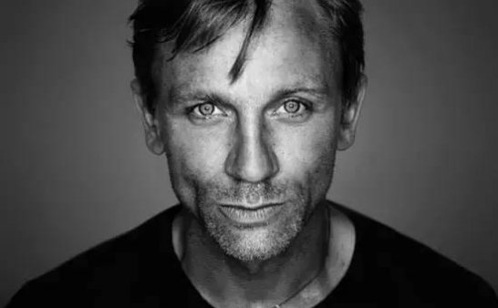 在家中打造专业影棚，拍摄经典黑白肖像