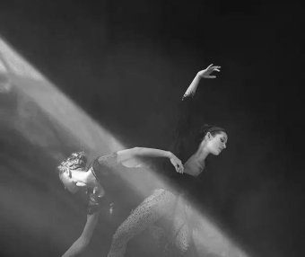 用一生Diss修图的摄影师,让潮流重回不修片的时代丨Peter Lindbergh